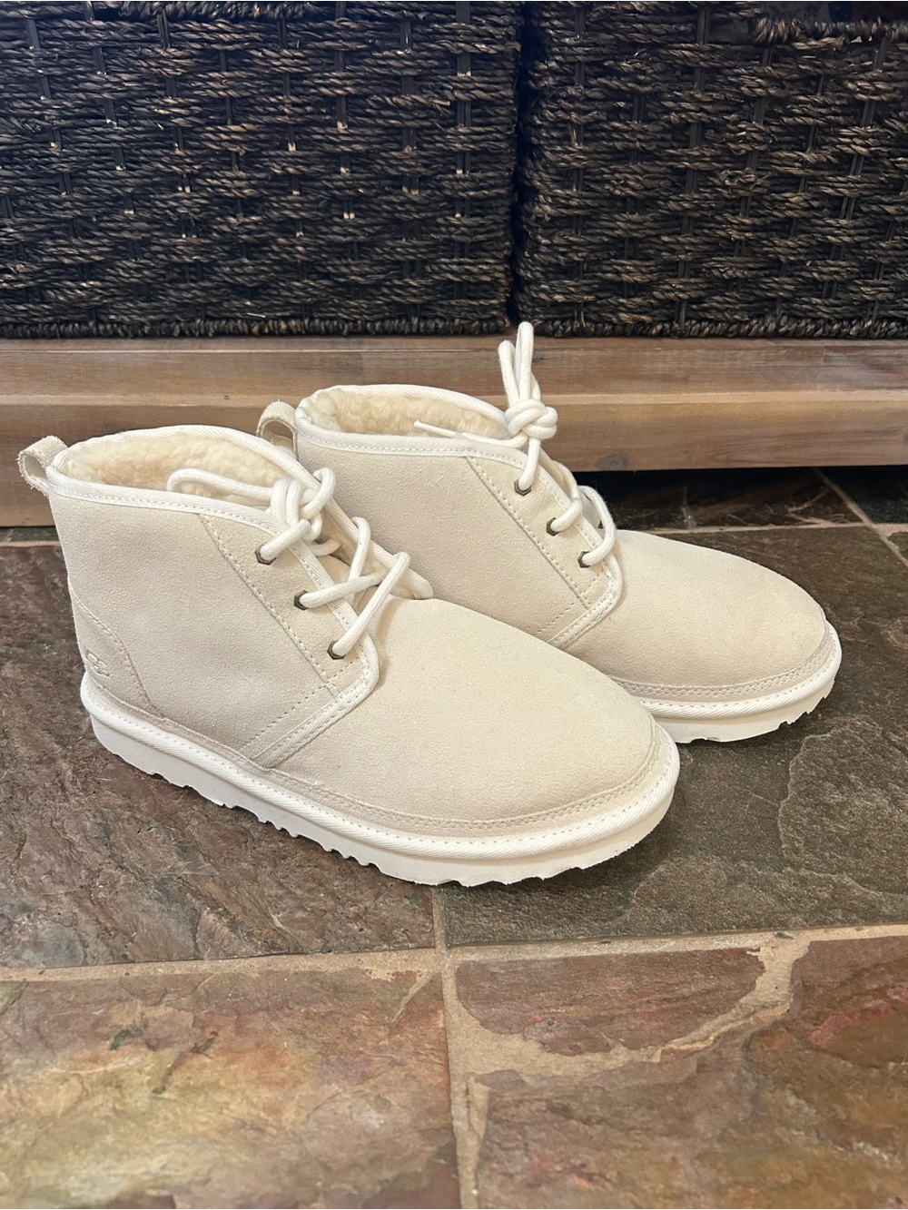 Ugg Unisex Neumel Chukka Cream Colored Suede Leather Boots, Men’s 5 Women’s 7.